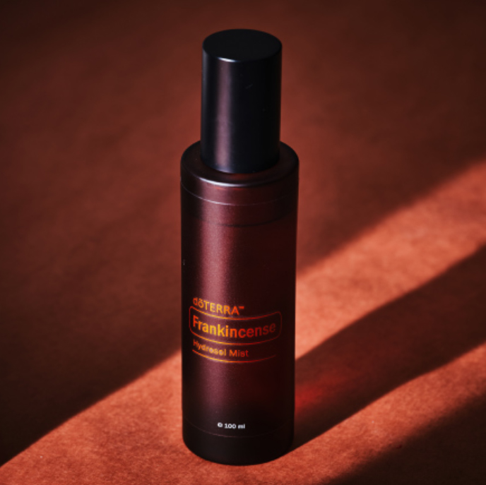 A doTERRA Tömjén hidroszolpermet (Frankincense Hydrosol Mist) a tömjén illóolaj gőzdesztillációs eljárása során nyert értékes aromavíz.