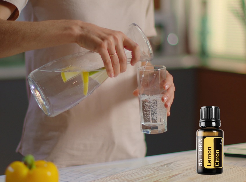 A reggeli rutin részeként fogyasztott víz citrom illóolaj felhasználásával, vagy citromos víz a napi hidratálás első hatékony lépése.