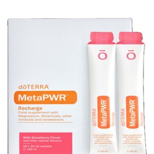 A doTERRA MetaPWR Recharge italport elektrolitok, növényi kivonatok és ásványi anyagok keveréke alkotja, amely sejtszinten segíti elő a hidratáltságot.
