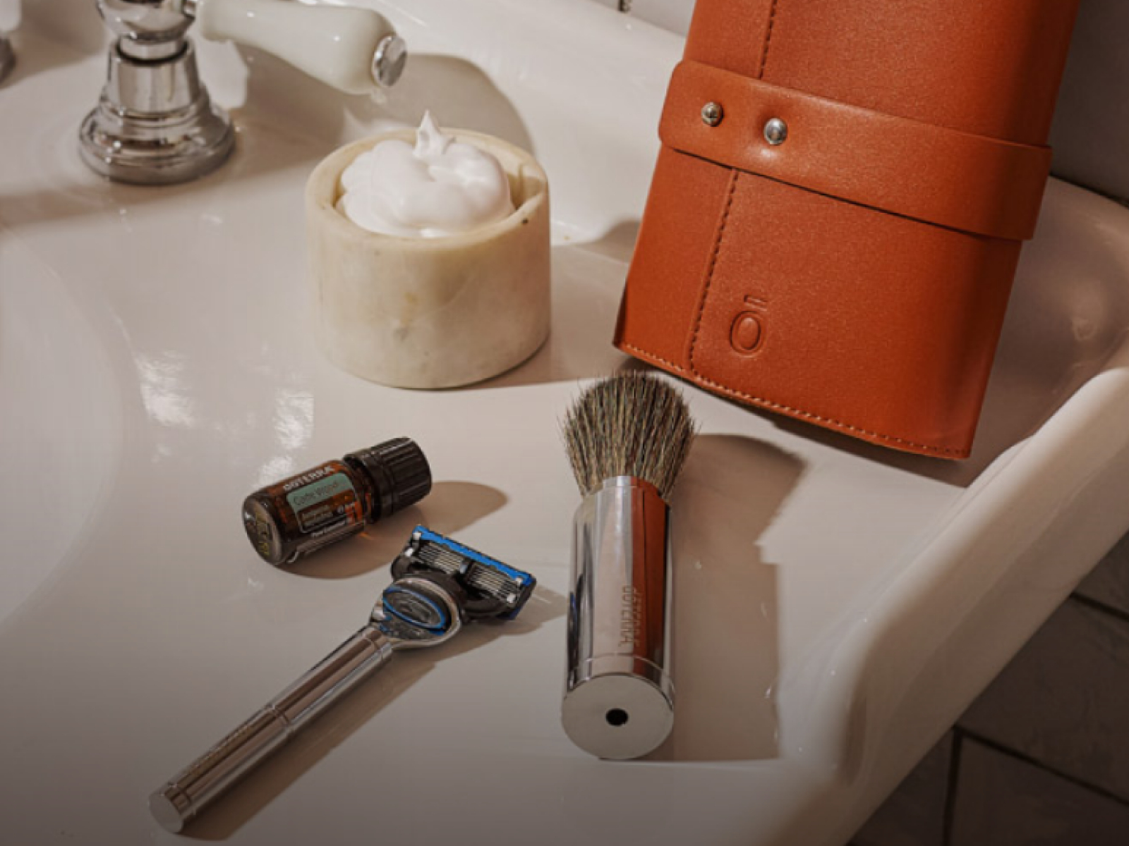 A vörös boróka illóolaj és utazó borotvakészlet a természetességet, a funkcionalitást és a férfias eleganciát hozza el egyetlen csomagban.