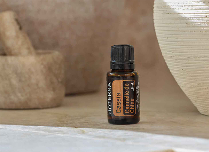A doTERRA Kasszia illóolaj egyszerre kínál hangulatjavító illatot, hagyományokon alapuló felhasználást és sokoldalú alkalmazási lehetőséget.