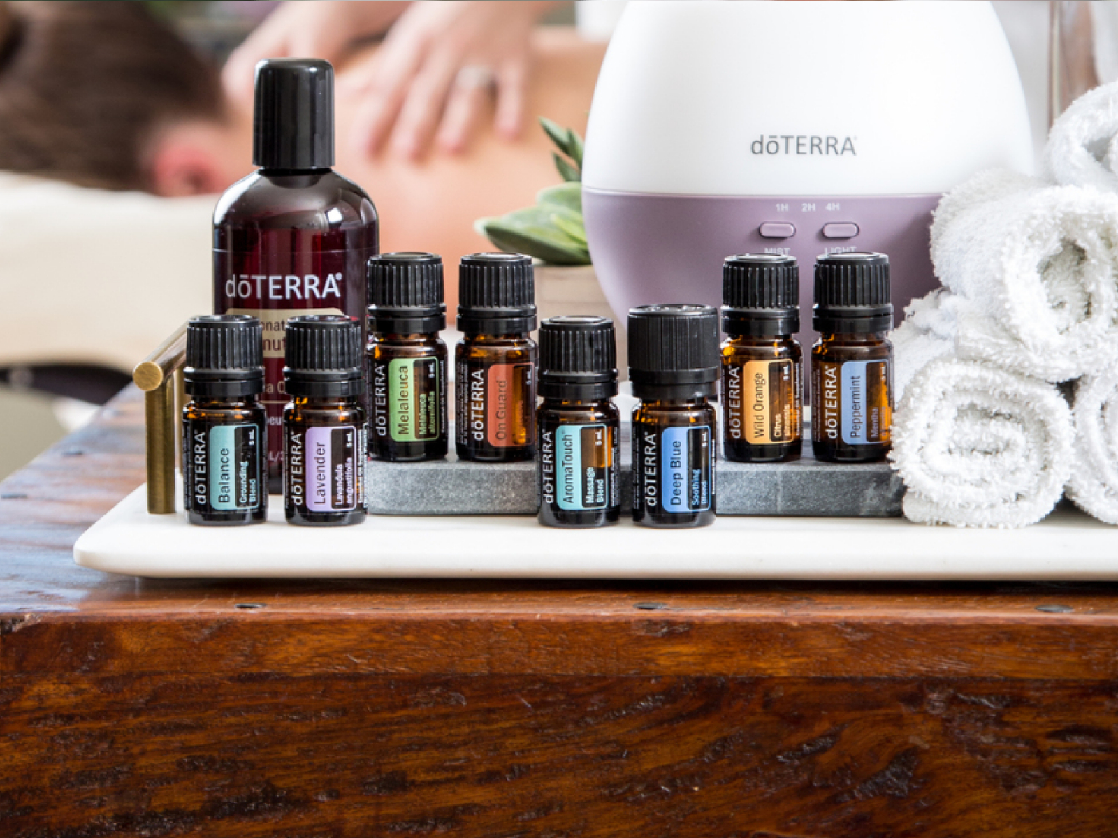 Az AromaTouch csomag olajai a család minden tagjának hasznosak, legyen szó pihenésről, frissességről, vagy természetes bőrápolásról.