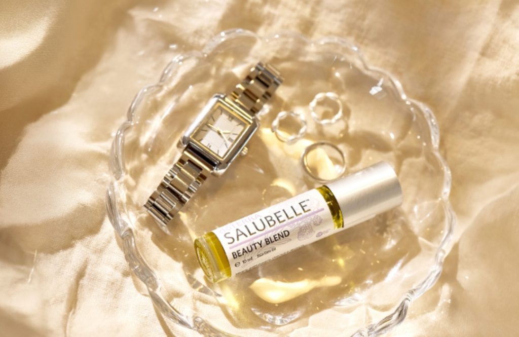 A doTERRA Salubelle egyszerre nyújt bőrápolási élményt és aromaterápiás támogatást. Egy prémium keverék, amely kívülről és belülről is segít.
