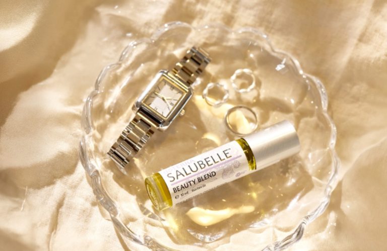A doTERRA Salubelle egyszerre nyújt bőrápolási élményt és aromaterápiás támogatást. Egy prémium keverék, amely kívülről és belülről is segít.