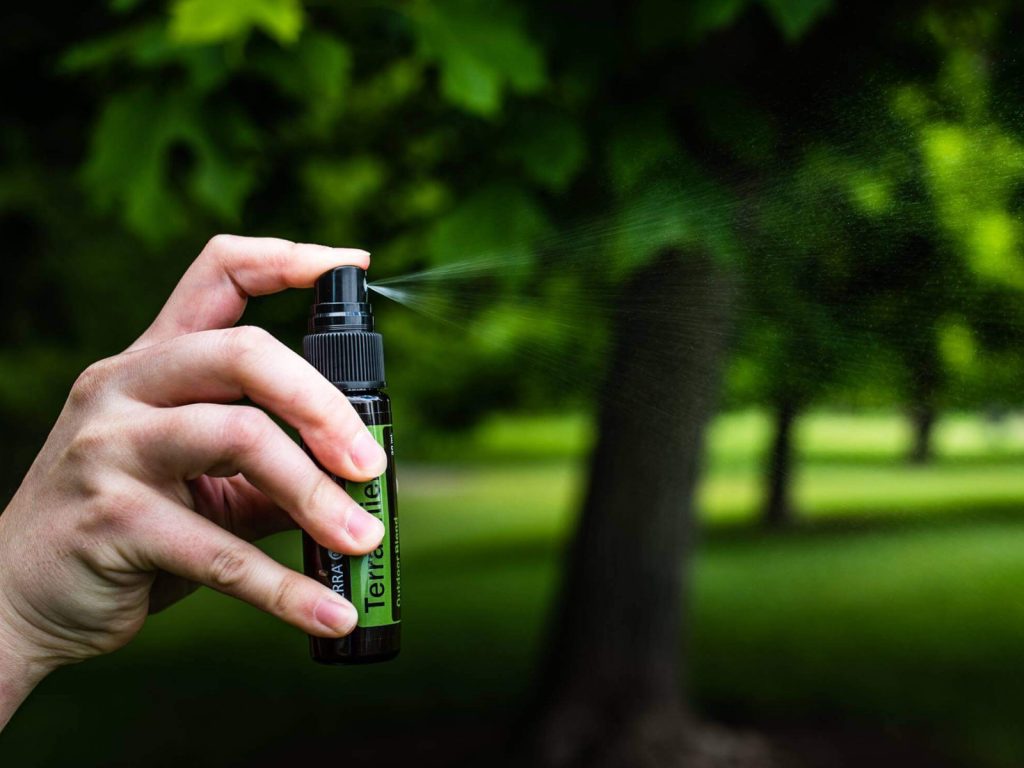 A TerraShield esszenciális olajokkal segíthet távol tartani a szúnyogokat és kullancsokat, kellemes gyógynövényes illattal.
