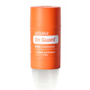 Az On Guard stift jellegzetes citrusos-fűszeres aromával praktikus formában, Echinaceával, fekete bodza kivonattal, kókuszolajjal és napraforgómag-viaszszal