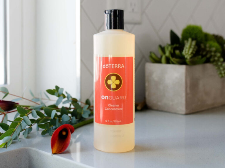 A doTERRA On Guard tisztító koncentrátum használható a megfelelő kemény felületek tisztítására, a fürdőszobai takarításra és mosogatásra is.