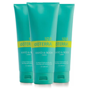A doTERRA SPA kéz- és testápoló krém könnyű, selymes és nem hagy zsíros érzetet, ezért praktikus választás lehet, ha mindennapi testápolót keresünk.