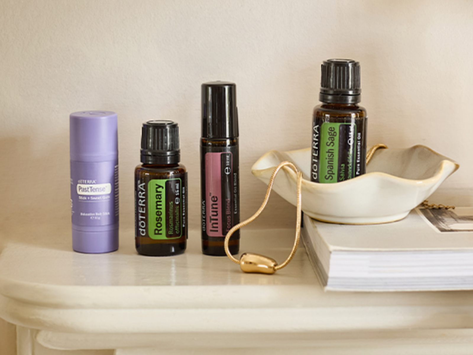 A doTERRA őszi újdonságai között: egy vibráló keverék egy tápláló kéz- és testápoló, egy szemkörnyékápoló maszk, és egy őszi összeállítás.